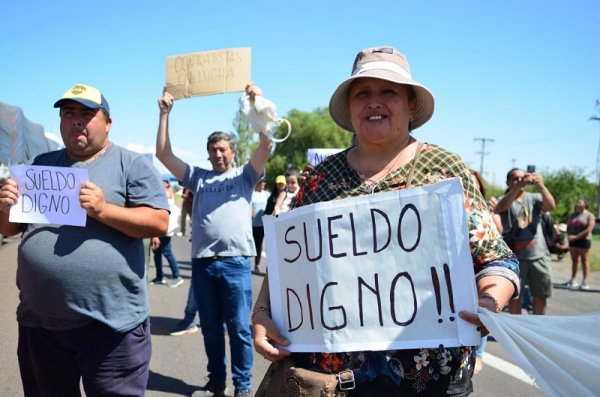 Contratistas de viñas denuncian que están por debajo de la línea de indigencia y protestan sobre el Acceso Este