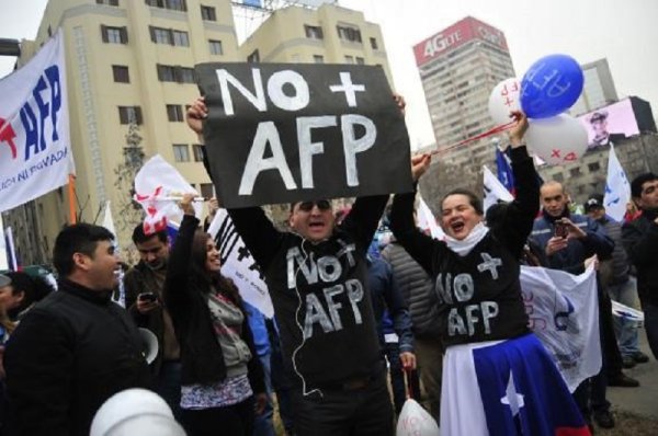 Amplio rechazo en la población y se mantiene mayoritariamente el deseo de terminar con las AFP