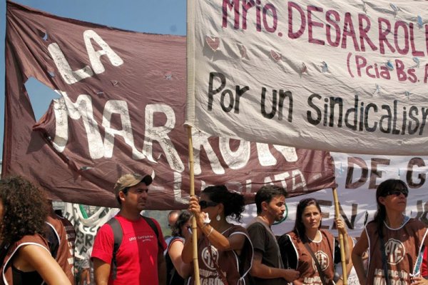 Docentes paran y se movilizan en rechazo a la propuesta de Scioli