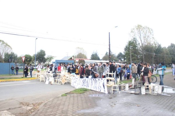 Estudiantes realizan toma simbólica a Rectoría para exigir fin al ingreso de FFEE a la universidad