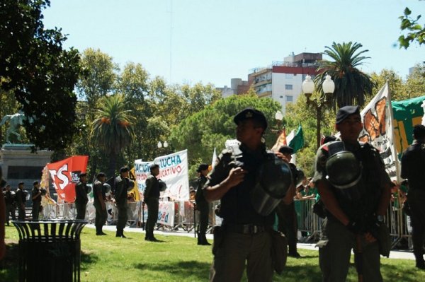 Macri visitó Rosario y fue recibido con protestas de trabajadores y estudiantes