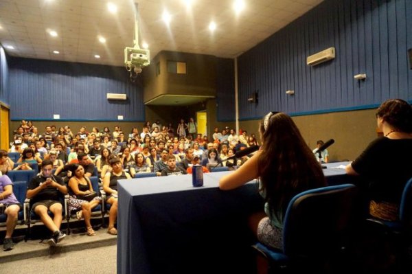 Andrea D'Atri en Chile: “No hay políticas de Estado frente a la violencia de género"