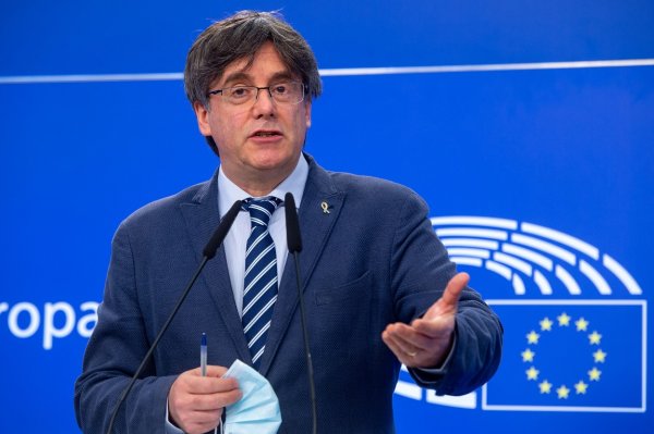 Las peticiones de Puigdemont no casan con la defensa de la Corona y la unidad de España de PSOE y Sumar