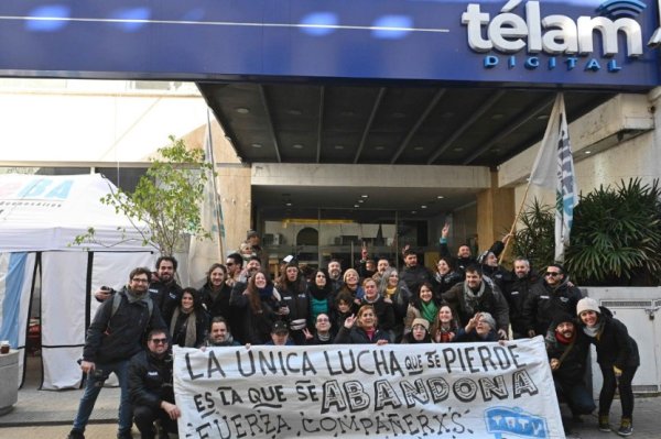 Télam: tras 128 días de acampe, vuelven a trabajar en la agencia pública