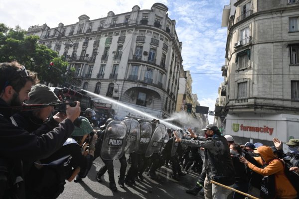 En imágenes: así fue la brutal represión y las detenciones en la 9 de Julio