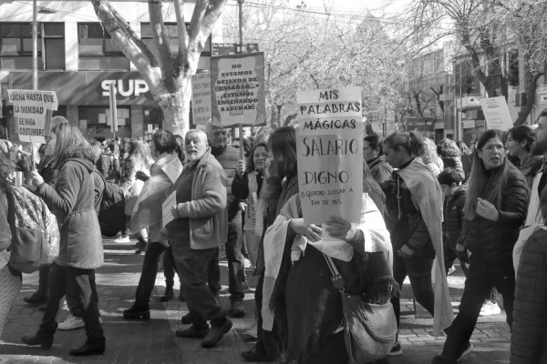 Defensa de la educación: feria en la escuela Padre de Arce 