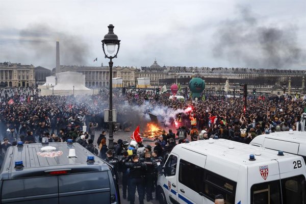 El decreto de Macron abre una crisis política en Francia e incendia la batalla por las pensiones