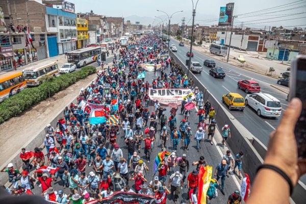 Desde diversos puntos de Lima se dirigen masivas marchas hacia el Centro Histórico 