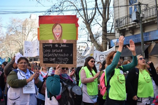 Vidal encargó a un funcionario eclesiástico eliminar equipos de orientación en las escuelas