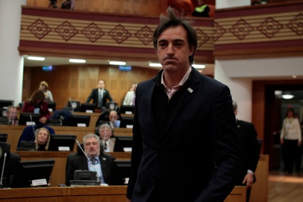 Esteban Bullrich se fue de vacaciones y dejó sin quórum al Senado por allanamiento a CFK