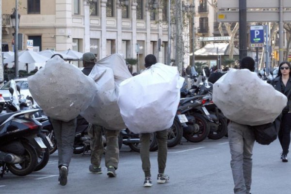 Colau tanca el cercle repressiu contra els manters amb el que va iniciar el seu mandat