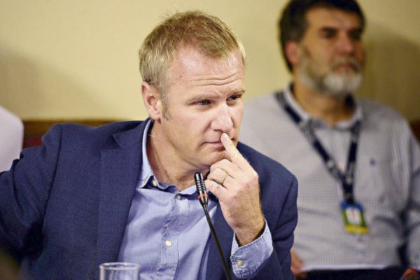 Felipe Kast “critica” a presidente de Isapres pero para defender la reforma de Piñera