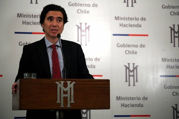 Ministro de Hacienda se niega a aumentar impuestos a millonarios: "El impuesto a los súper ricos tiene problemas de implementación"