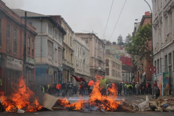 Huelga general: Portuarios de Valparaíso protestan y se concentran en las inmediaciones del Congreso 