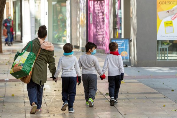 Flexibilizan la cuarentena para niños, niñas y adolescentes, pero sigue el debate 