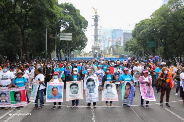 Justicia por Ayotzinapa: miles salen a las calles a seis años de la desaparición de los 43