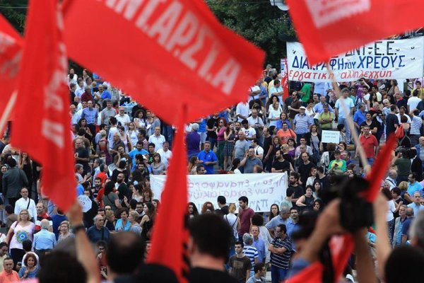 Miles de griegos protestan contra la Troika, Tsipras ofrece nuevas concesiones 