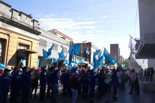 Manifestación frente a la SAT por salario y condiciones de trabajo