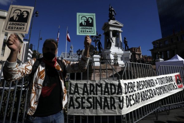 Penosa conmemoración a las Glorias Navales entre manifestación contra los crímenes de lesa humanidad que han cometido