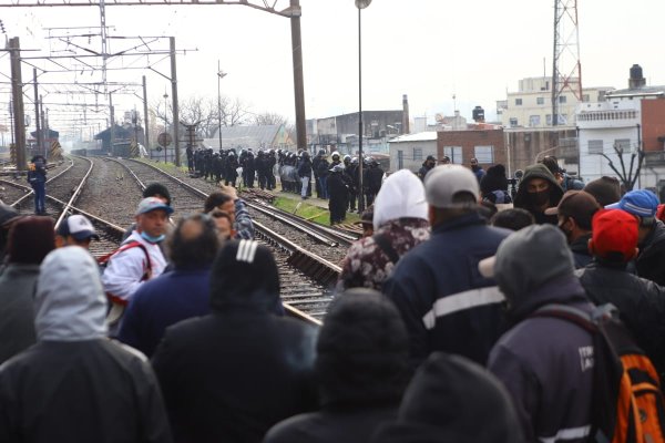 Despedidos ferroviarios y de EMA-Edesur cortaron las vías en Avellaneda