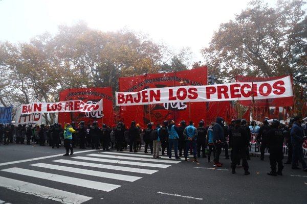 “Bajen los precios”: el reclamo de organizaciones sociales frente a la reunión de AEA