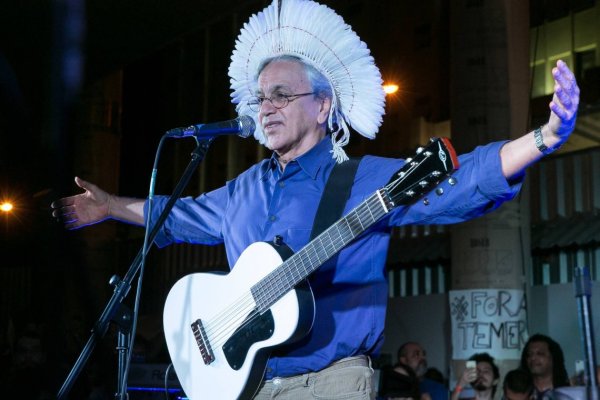 Caetano Veloso en concierto contra el golpe en Brasil 