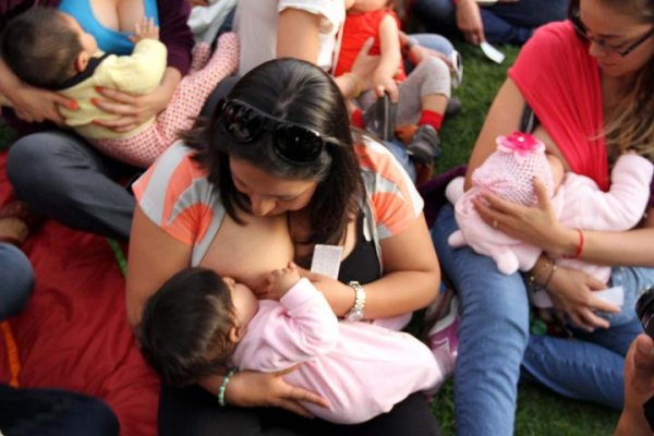 Dos policías intentaron detener a una joven por amamantar a su bebé en una plaza pública