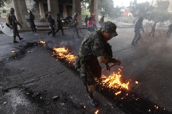 Honduras: militares reprimen a opositores durante nuevas protestas contra el fraude electoral