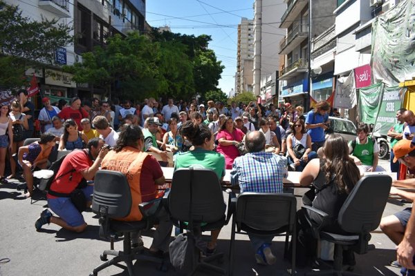 La Plata: gran plenario regional contra los despidos de Vidal 