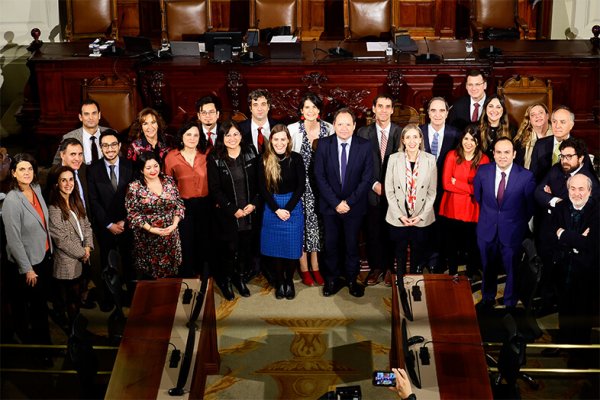 Comisión de Expertos: Sectores de la derecha y oficialismo realizan "gestos" para mantener borrador