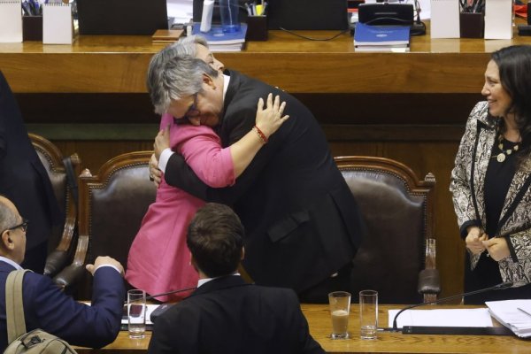 Aseguradoras estadounidenses dueñas de las AFP ahora celebran reforma de pensiones del gobierno y la derecha