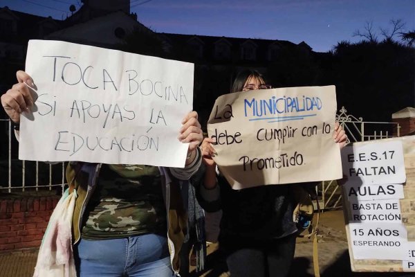 Estudiantes y docentes del ISFD N° 36 de José C. Paz se movilizaron y protestaron frente al municipio por un edificio propio