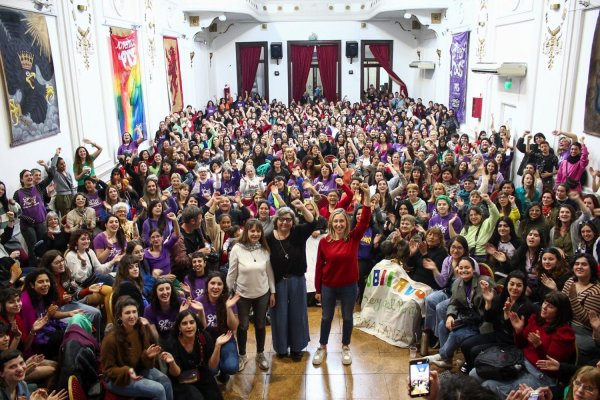 Con Bregman y D'Atri estalló la asamblea de Pan y Rosas: "Me pase al lado socialista de la vida"