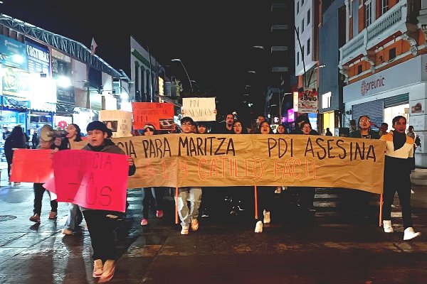 Familiares y vecinos de Maritza Pizarro realizan velatón y marcha hasta la PDI exigiendo justicia