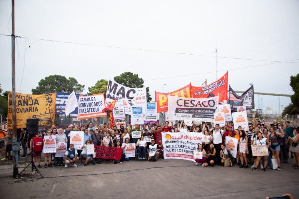 Gran concentración en apoyo a los despedidos de Shell en las puertas de la refinería de Dock Sud