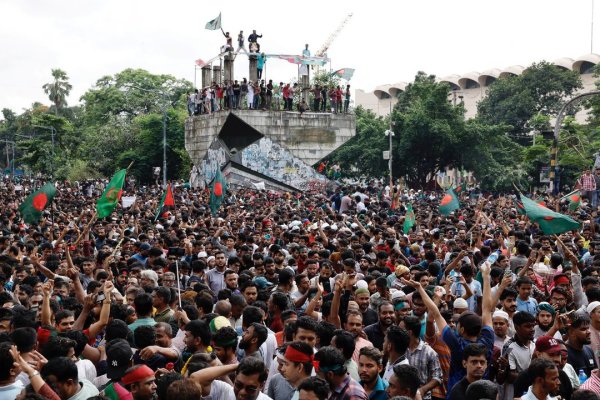 La primera ministra de Bangladesh dimitió y huyó del país mientras los manifestantes festejan la victoria