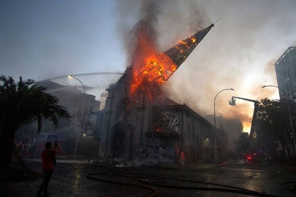 Peritajes dan cuenta de montaje en la quema de una iglesia en Chile