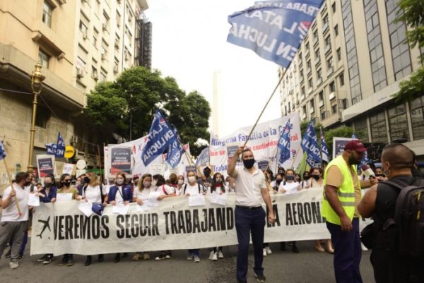 Jóvenes precarizados y estudiantes junto a los trabajadores de LATAM