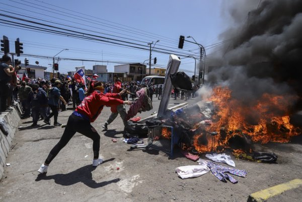 Nada nuevo bajo el sol: tibias declaraciones de Boric ante los hechos de violencia xenófoba en Iquique