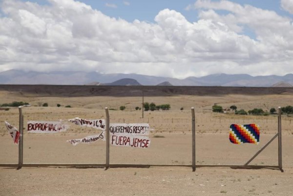 [Video] Comunidad sigue reclamando a Morales por el agua y la devolución de tierras