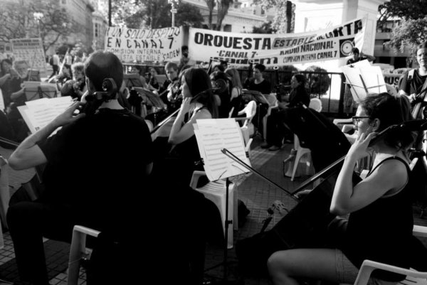 Orquesta de la TV y Radio Públicas reclamó en Plaza de Mayo