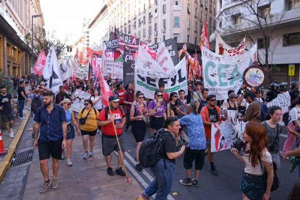 Estudiantes universitarios se movilizaron a Plaza de Mayo y la CGT