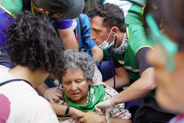 La Posta de Salud y Cuidados: estudiantes y trabajadores asistieron a los jubilados reprimidos por Bullrich