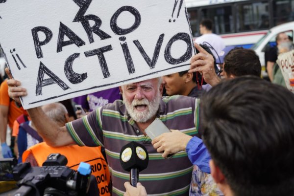 Gobierno de estafadores: represión y detenidos en la marcha de jubilados y jubiladas 