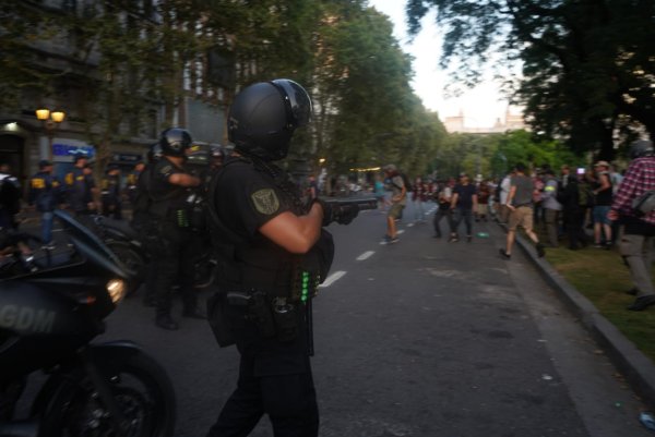 Salvaje represión y cacería contra la movilización de asambleas barriales, organizaciones sociales, sindicales combativas y la izquierda