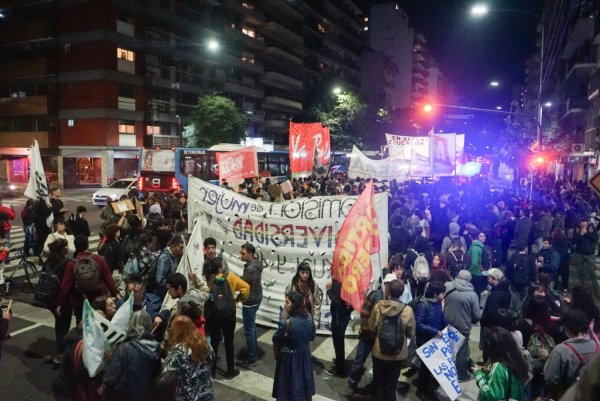 Enorme cacerolazo educativo de la comunidad de Filosofía y Letras UBA junto a sectores en lucha