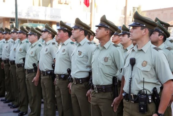 Arraigo nacional para 10 carabineros acusados de facilitar prostitución infantil