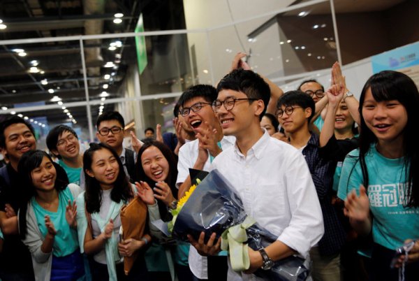 Activistas de la "revolución de los paraguas" entran en el Parlamento de Hong Kong