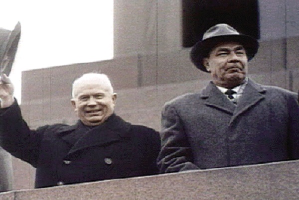 Kruschev (izq.) y Brezhnev