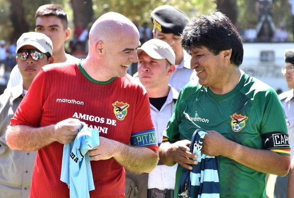 Evo Morales colabora con presidente de la FIFA para un lavado de cara de la institución